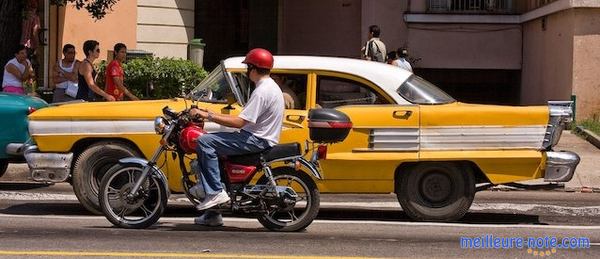 un homme et son moto avec un top case