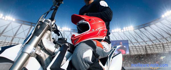 un homme et un casque rouge