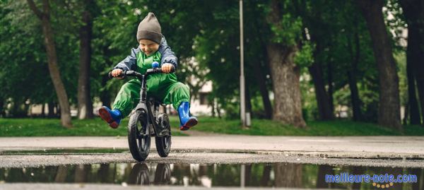 un petit garçon joue à son vélo