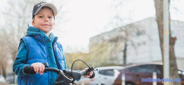 un petit garçon et son bicyclette