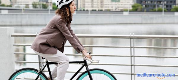 une femme porte son vélo