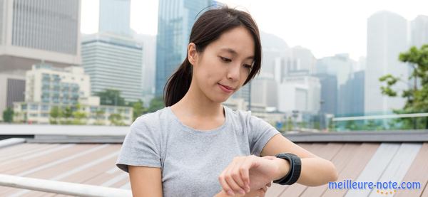une femme utilise une montre avec GPS