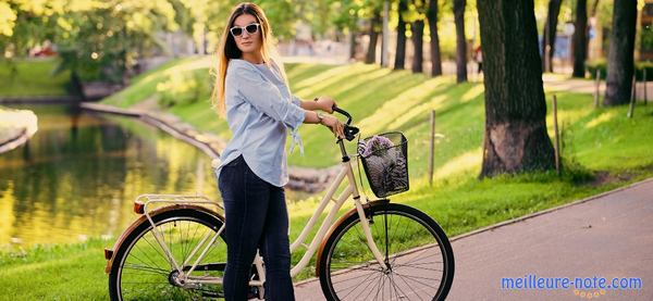 une femme et un vélo de ville