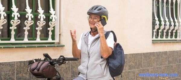 une femme téléphone près d'une bicyclette