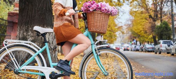 une femme reste avec son vélo