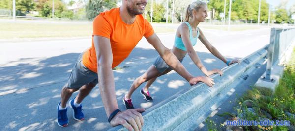 un homme et une femme font leur sport