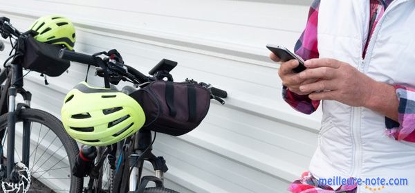 un homme et son téléphone à coté d'une bicyclette