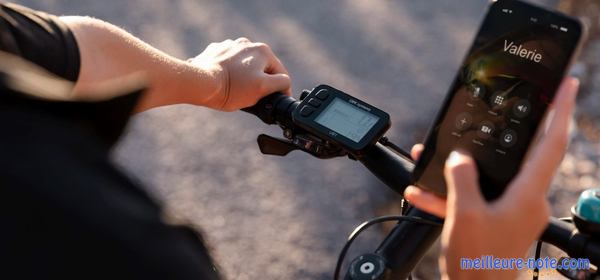 un homme prend son téléphone sur un vélo