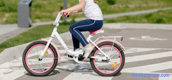 une petite fille joue à son vélo