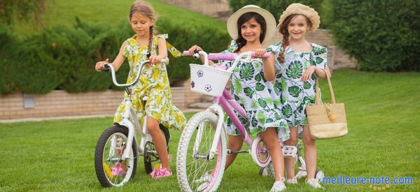 trois filles avec leur vélo