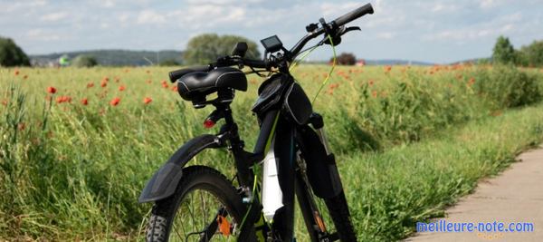 une bicyclette sur la route