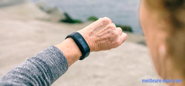 une vieille femme regarde son bracelet d'activité