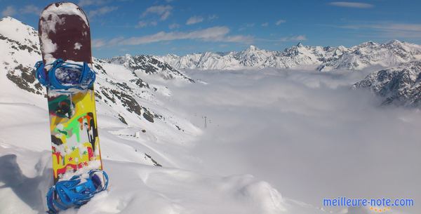 Une belle planche plantée dans la neige