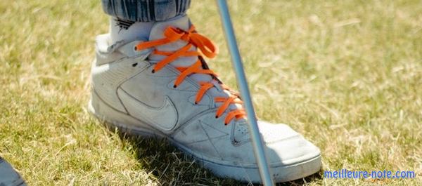 une chaussure de golf avec lacet