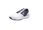 une chaussure de golf blanche