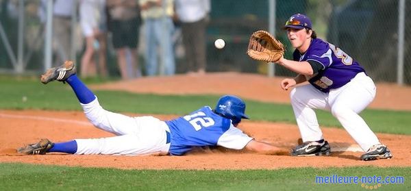 deux hommes jouent au baseball