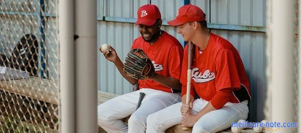 deux hommes de baseball discutent