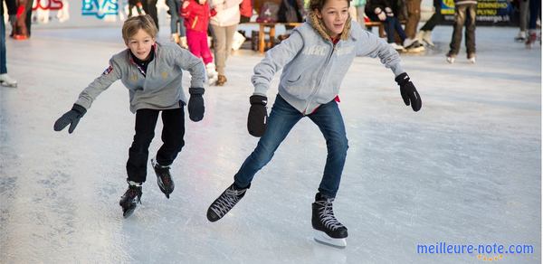 Deux jeunes garçons heureux à la patinoire