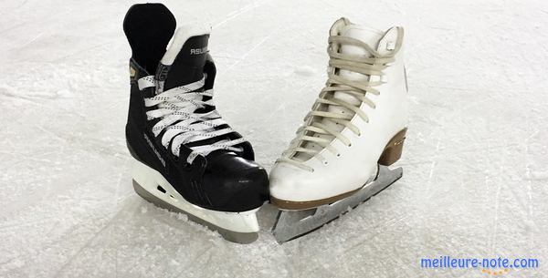 Deux patins à glace de différentes tailles et couleurs