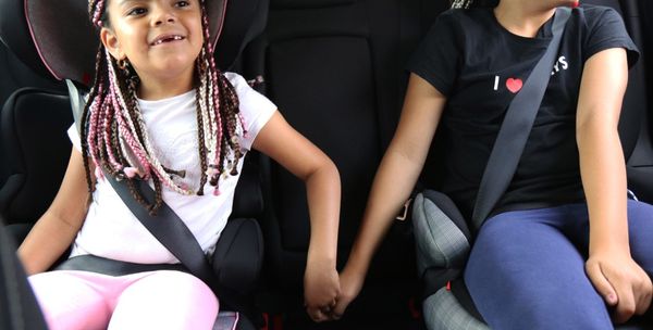 Deux petites filles qui se met sur des rehausseurs auto