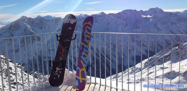 Deux planches de snowboard au soleil