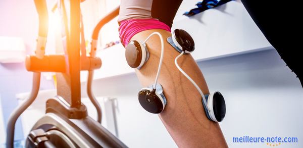 Une sportive qui utilise un électrostimulateur pour ses jambes