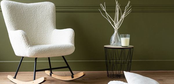 un fauteuil à bascule blanc