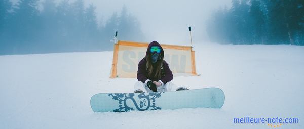 Une femme en compétition pour du snowboard