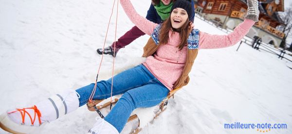 Une femme qui fait de la luge