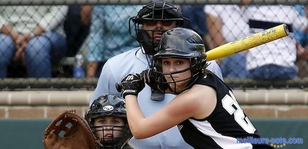 une femme joue au baseball