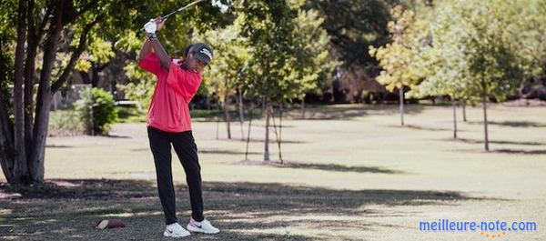 une femme joue au golf