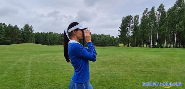 Une femme qui regarde sa distance de tir