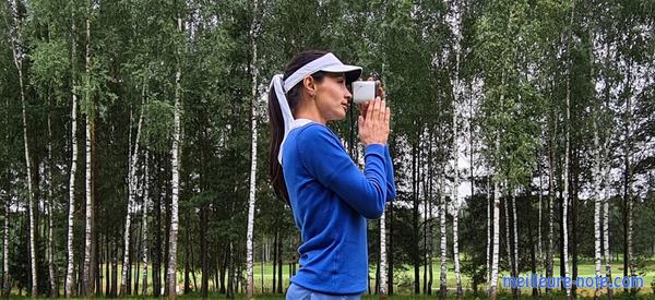 Une femme qui joue sur un terrain de golf