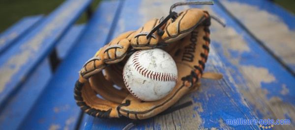 un gant de baseball et une ball