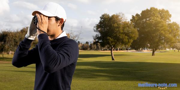 Un golfeur utilise des jumelles de golf