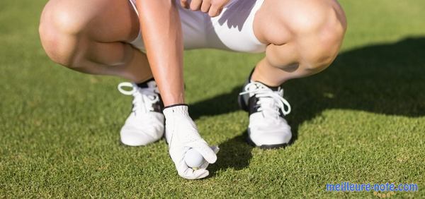 un homme prend une Ball de golf