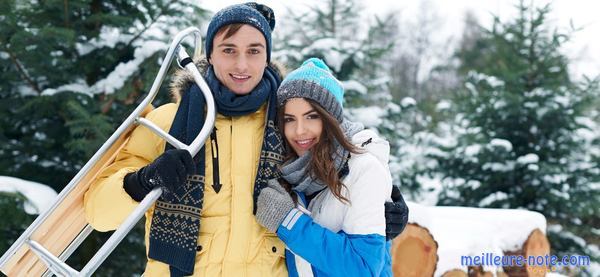 Un couple en vacances à la montagne