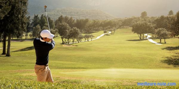 Un homme qui joue au golf