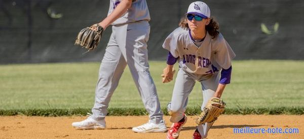 une deux hommes sur le terrain de baseball