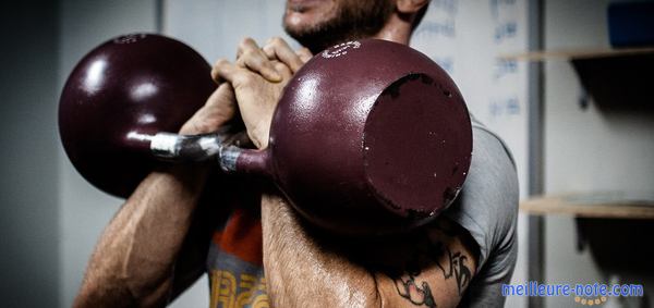 un homme qui fait de la musculation avec des kettlebell