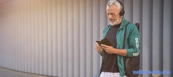 un homme touche son téléphone avec son sac