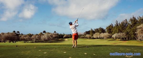 Un jeune golfeur sur le terrain