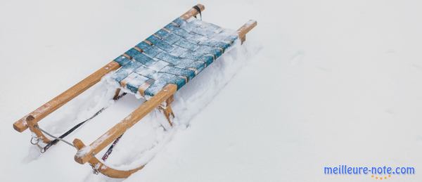 Une luge en bois sur la neige