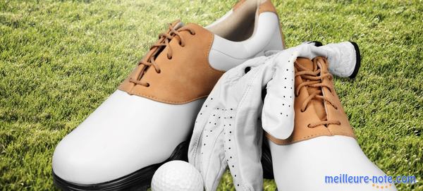 une paire de chaussure de golf