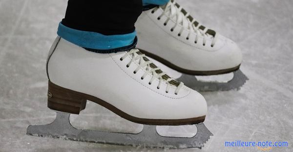 Une paire de patins à glace blanc de qualité