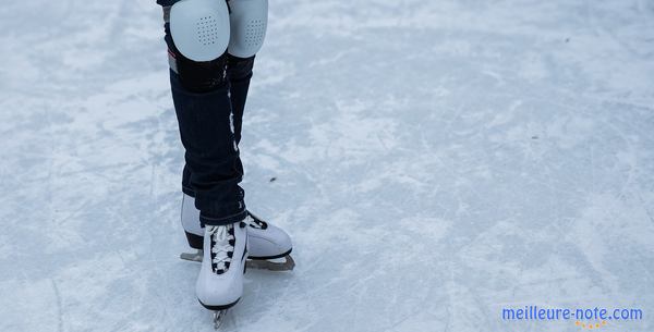 Un patineur avec des protèges genoux