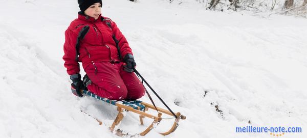 Un petit garçon qui joue dans la neige