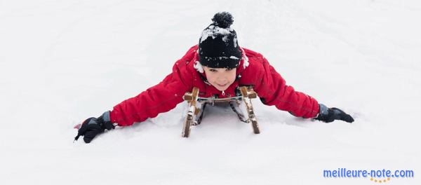 Un petit garçon qui fait de la luge