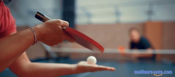 un homme joue au ping pong