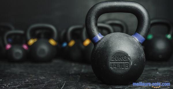 Plusieurs kettlebell noirs avec des poids variés